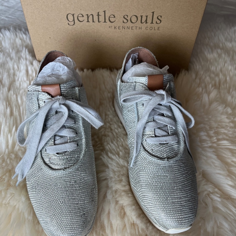 Women's Gentle Souls by Kenneth Cole Silver size 8